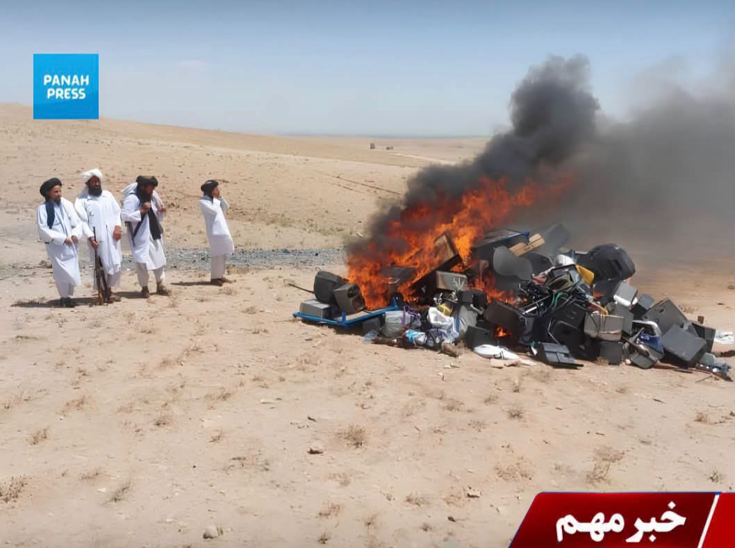 طالبان در کنر ۸۳۲ ساز و ابزار پخش موسیقی را آتش زدند